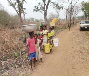 Kinder unterwegs zum Wasser holen