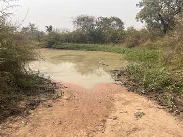 Frauen und Kinder am Wasser Holen an der offenen Wasserstelle 2