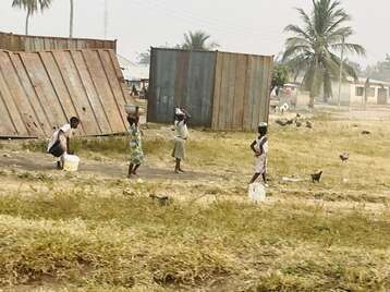 Kinder am Wasser tragen