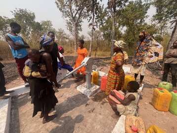 Unsere zwei Brunnen sind gebaut, das Wasser fliesst!